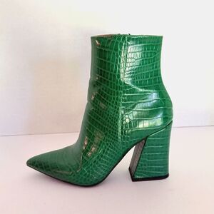 Madden Girl, Green Alligator Pointed Toe Ankle Boots, 5.5